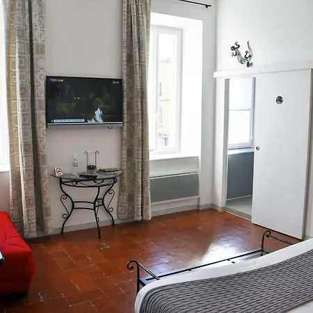 فندق مبيت وإفطار La Grussan-hotes Bed & Breakfast